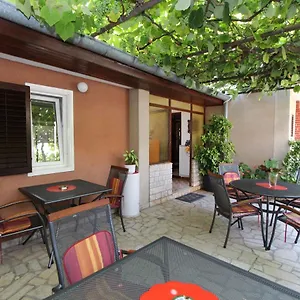 https://rooms-and-apartment-pina.in-istria.net